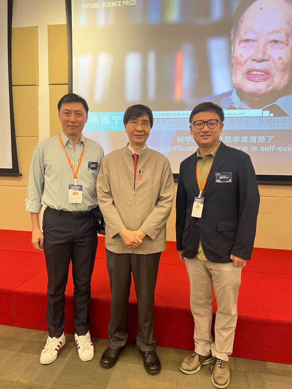 江颂涛先生在未来科学奖活动中举办了手工望远镜制作课程